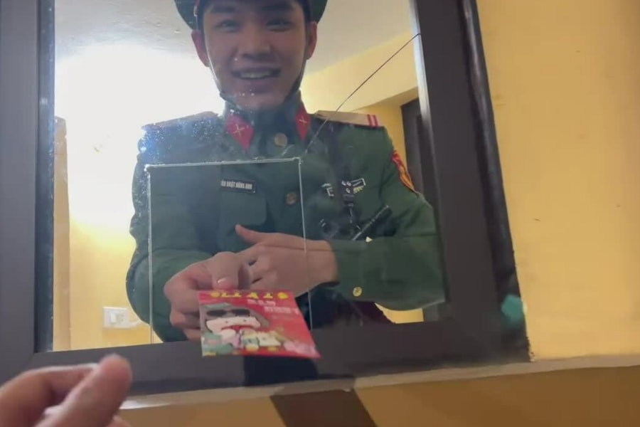 Khách Trung Quốc xúc động nhận lì xì từ quân nhân Việt Nam