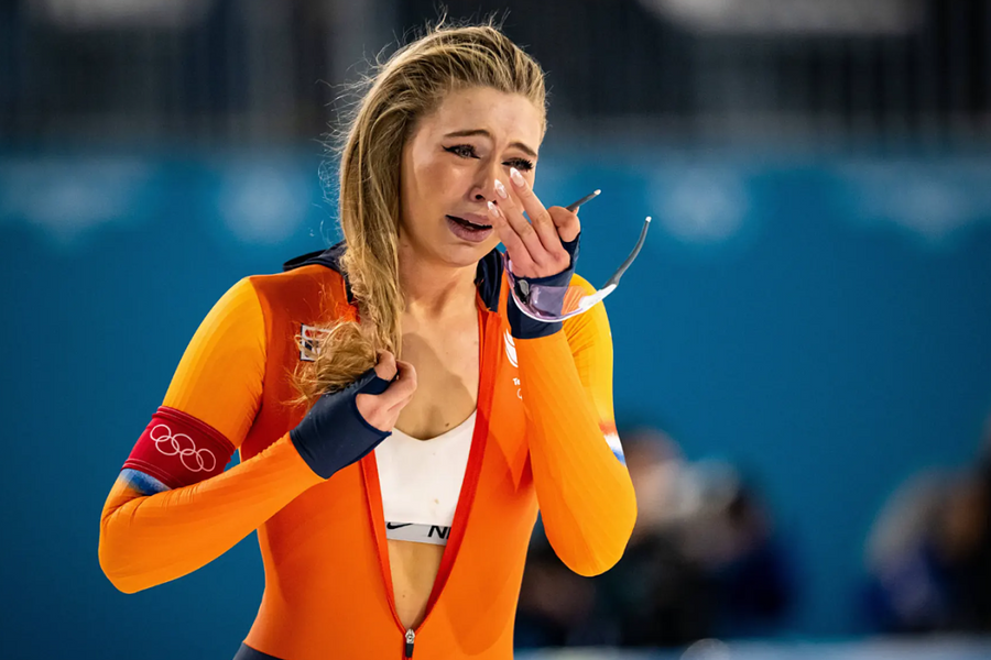 Khoảnh khắc lộ áo ngực gây bão tại Olympic mùa Đông