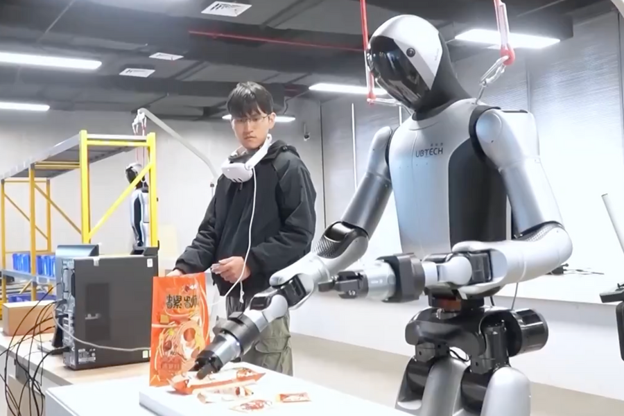 Quá trình 'bảo mẫu' huấn luyện robot hình người