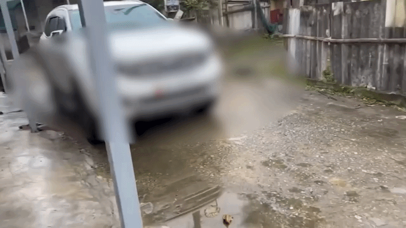 Bị hai ôtô khác 'khóa đầu, khóa đuôi' khi đi chơi Tết, xử lý thế nào cho đúng luật?