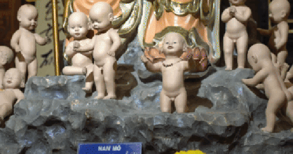 VIDEO: Ngôi chùa ở TP HCM tổ chức tết Trung thu cho những hương linh bé bỏng