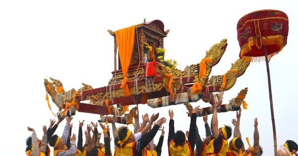 Độc đáo màn rước kiệu “bay” ở lễ hội Đền Cờn