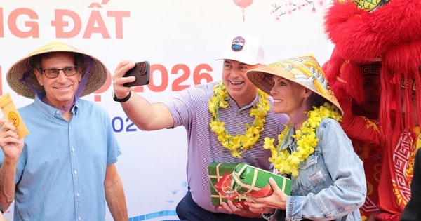 Hình ảnh tàu du lịch hạng sang đưa gần 600 khách “xông đất” Đà Nẵng