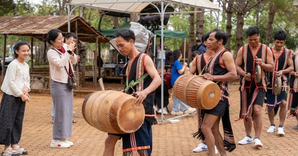 Mùng 3 Tết, du khách đổ về dự lễ hội đường phố “Âm vang Măng Đen”