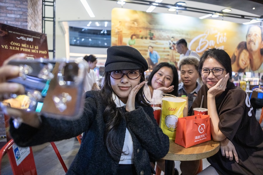 Phim của Trấn Thành phủ rạp, khán giả TP.HCM chen chân mua vé