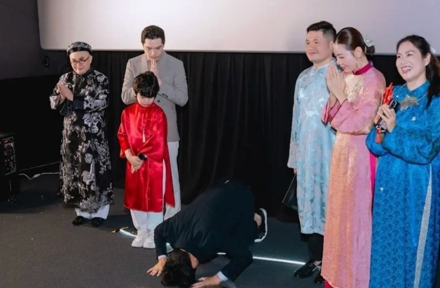 Tổng giám đốc Lotte Entertainment Vietnam quỳ lạy gây bàn tán