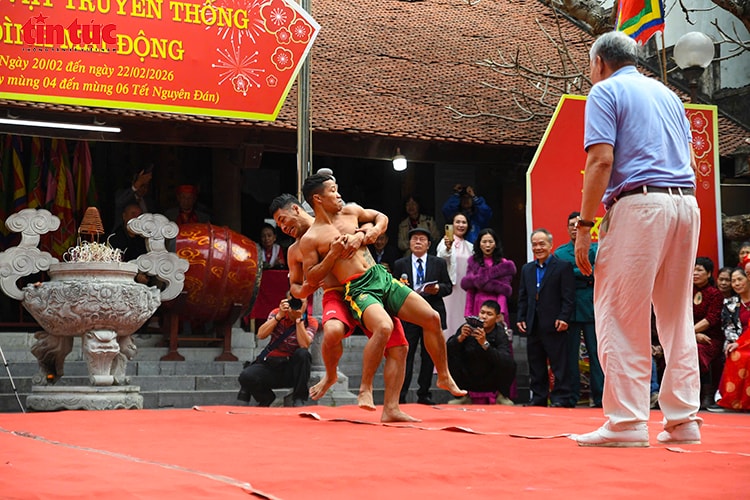 Rộn ràng hội vật đình Mai Động đầu Xuân Bính Ngọ