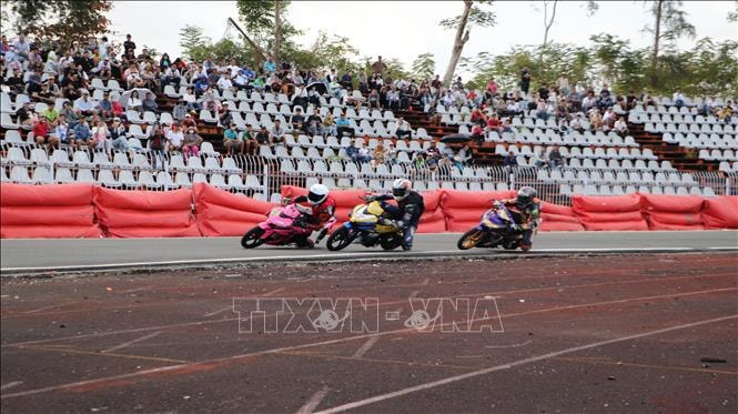 Các vận động viên tranh tài ở Giải đua xe mô tô sân tròn cúp vô địch quốc gia