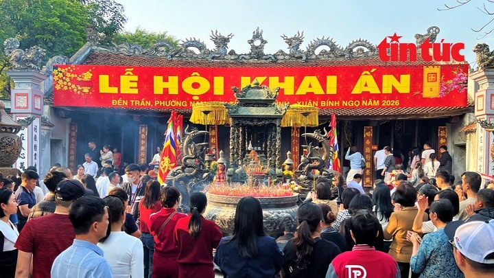 Người dân nô nức chiêm bái Đền Trần Nam Định dịp đầu năm