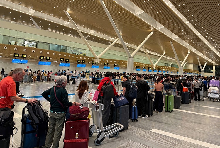 Sân bay Tân Sơn Nhất chạm mốc kỷ lục về chuyến bay và hành khách