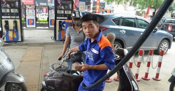 Giá xăng giảm, dầu tăng nhẹ trong ngày đầu năm mới Bính Ngọ