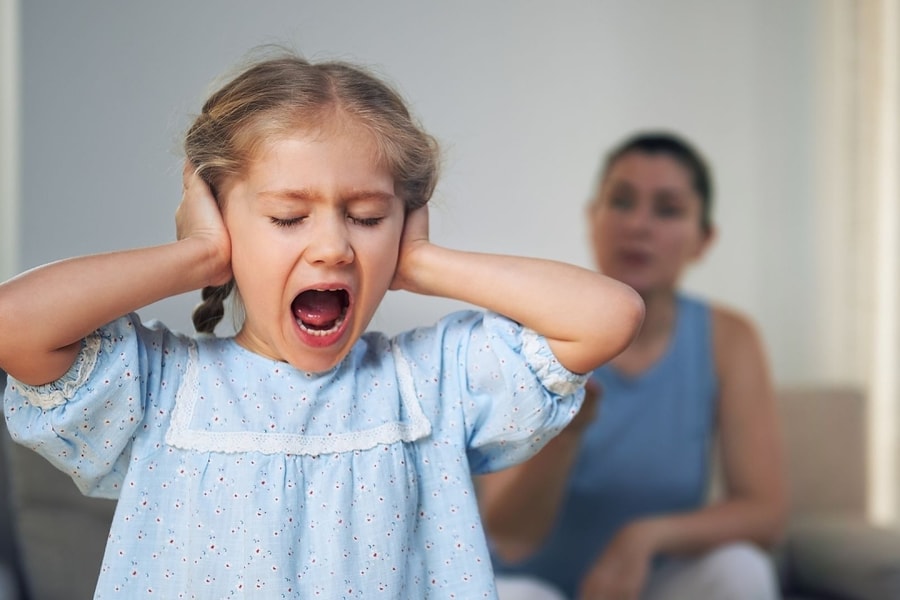 Bố mẹ ăn vạ ngược để trị con