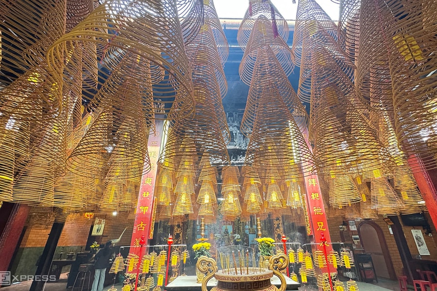 Chùa cổ ở Cần Thơ với hàng trăm vòng nhang 'bất tử'