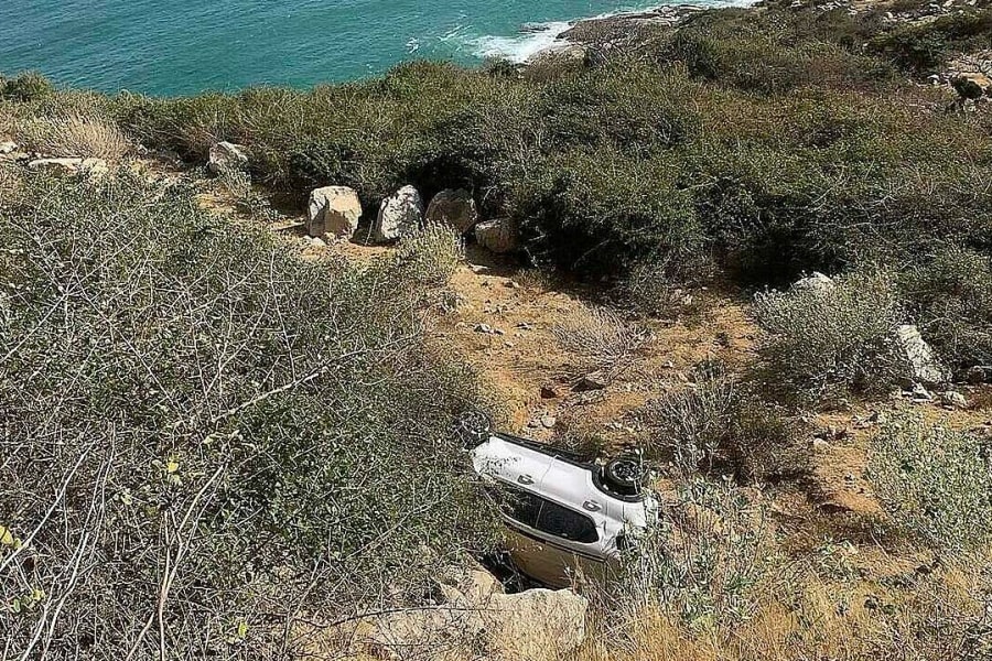 Ôtô chở ba người rơi xuống vực