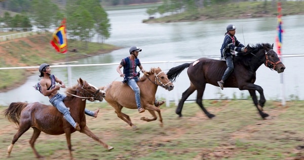 Những cuộc đua ngựa độc đáo dưới chân núi Lang Biang