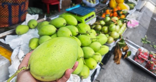 Mùng 4 Tết: Giá trái cây cúng cao, dưa hấu dội chợ