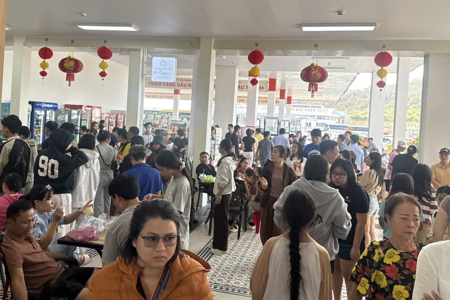 Người dân xếp hàng dài chờ dịch vụ tại các trạm dừng chân trên tuyến cao tốc Bắc - Nam