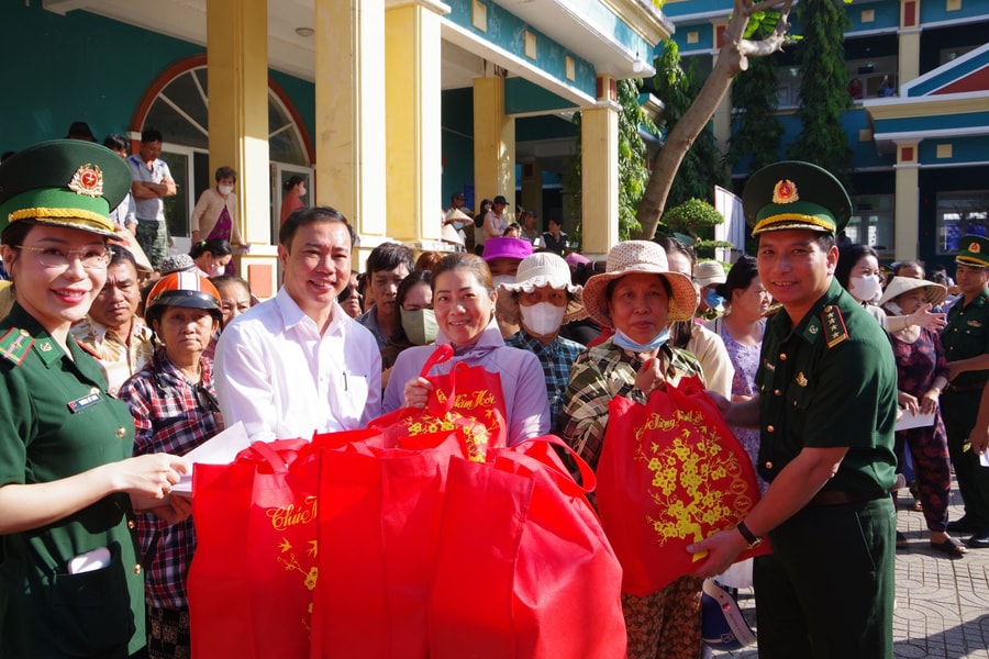 Bộ đội Biên phòng TP Hồ Chí Minh xây dựng thế trận lòng dân vững chắc nơi biển đảo