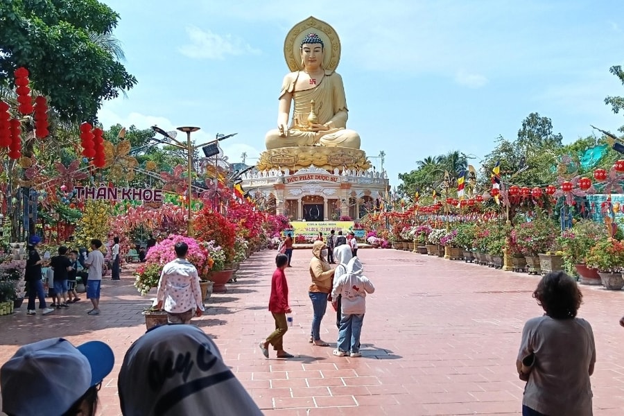 Đầu năm viếng chùa có tượng Phật Dược Sư cao 33m, ăn bún nước lèo chay