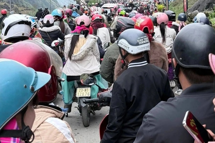 Hà Giang kẹt cứng các điểm nóng, khách hỏi tìm nơi ngủ nhờ trong đêm