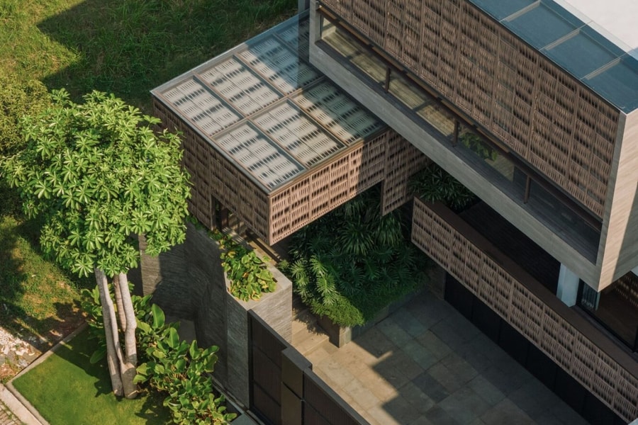 Nhà 3 tầng dùng lớp 'vỏ đan' để giảm nắng nóng