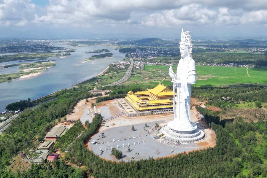 Tượng Quan Âm cao 125 m trên núi Thiên Mã