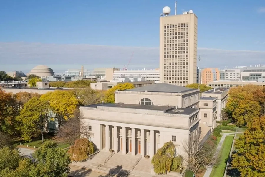 Trường công đầu tiên ở Canada đóng cửa vì siết thị thực du học