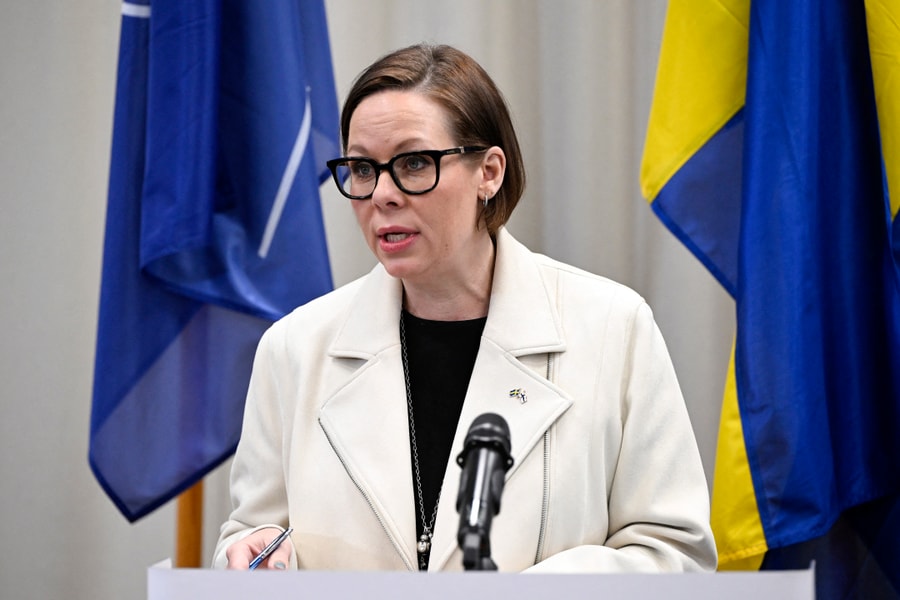 Serbia, Thụy Điển kêu gọi công dân rời Iran