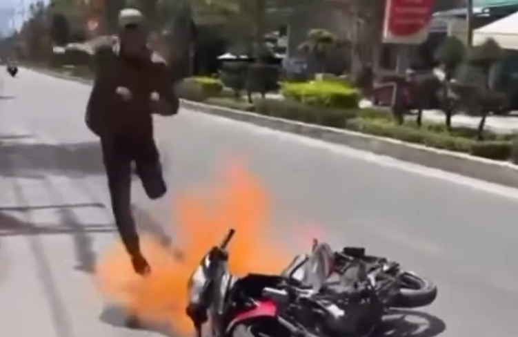 Đốt xe máy khi bị kiểm tra nồng độ cồn