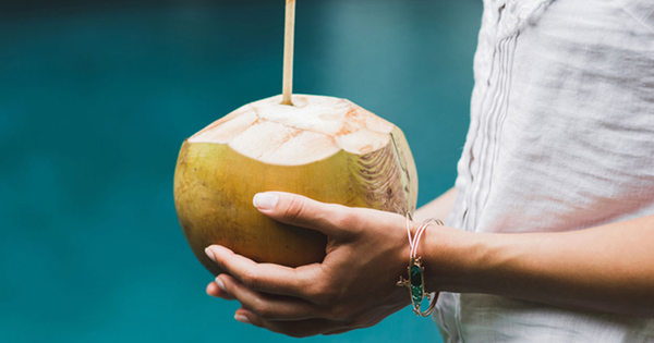 Uống nước dừa sáng sớm cực tốt, nhưng ai thuộc 2 nhóm này phải kiêng