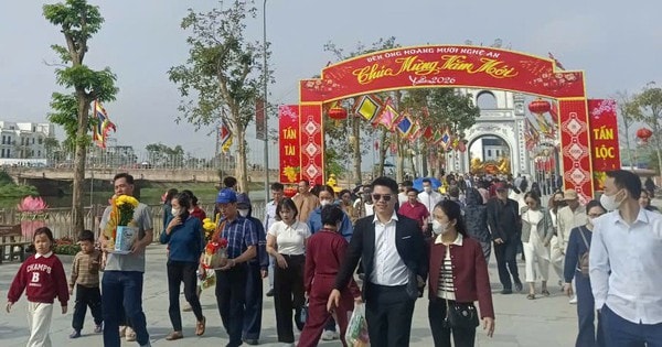 VIDEO: Hàng vạn người dân nô nức đi lễ đền ông Hoàng Mười cầu an đầu năm