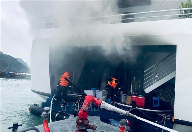 Kịp thời ứng cứu vụ cháy tàu nghỉ đêm tại đặc khu Cát Hải