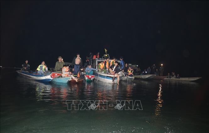 Nỗ lực tìm kiếm nạn nhân mất tích trong vụ chìm tàu ở hồ Thác Bà