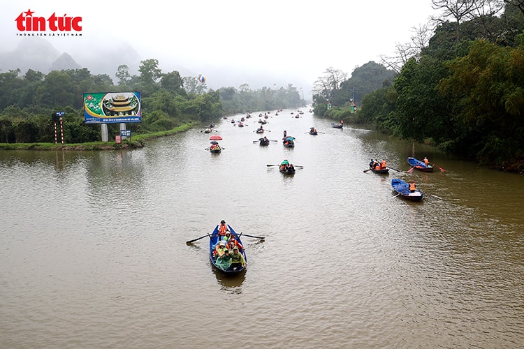 Chùa Hương 2026 siết chặt quản lý xuồng máy trên suối Yến