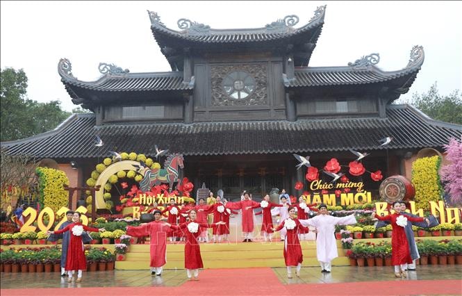 Hàng nghìn du khách tham dự Lễ khai hội chùa Bái Đính