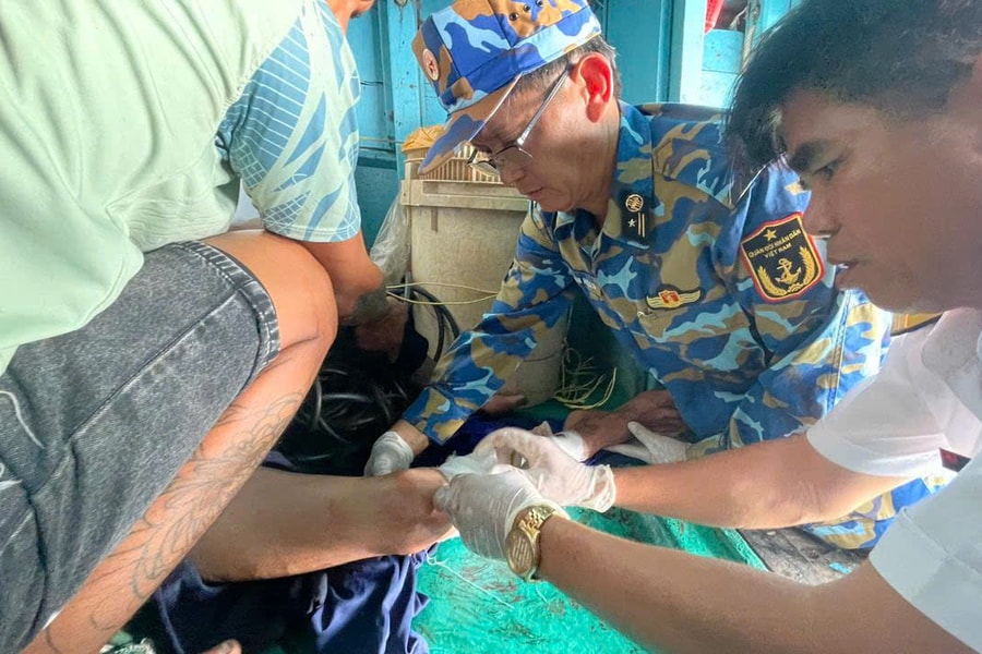 Nhà giàn DK1/10 cấp cứu ngư dân Đồng Tháp gặp nạn trên biển