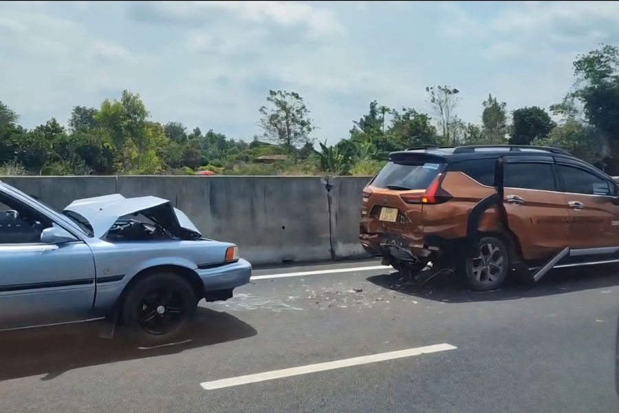 Tai nạn liên hoàn 7 ô tô trên cao tốc Dầu Giây - Phan Thiết, giao thông ùn ứ kéo dài