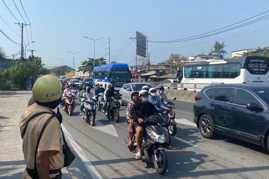 TP Hồ Chí Minh: Giao thông bắt đầu tăng mạnh ở cửa ngõ phía Đông và Tây