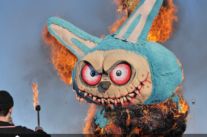 Đằng sau việc thiêu rụi hình nộm khổng lồ lấy cảm hứng từ Labubu tại lễ hội mùa xuân ở Nga