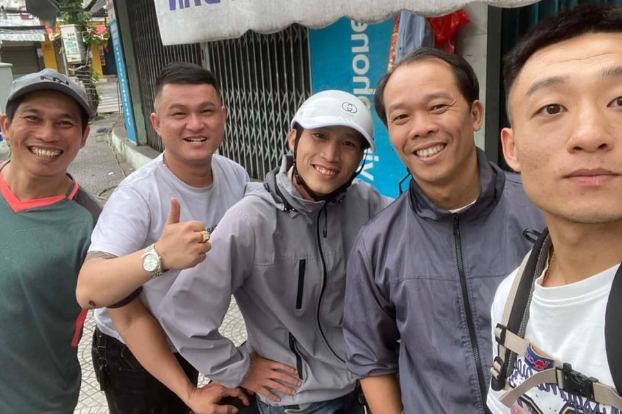 Khách Trung Quốc ăn Tết ở Hà Nội, nghẹn ngào vì hành động của người lạ