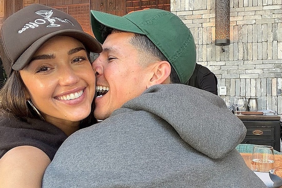 Jessica Alba đi nghỉ dưỡng cùng tình trẻ