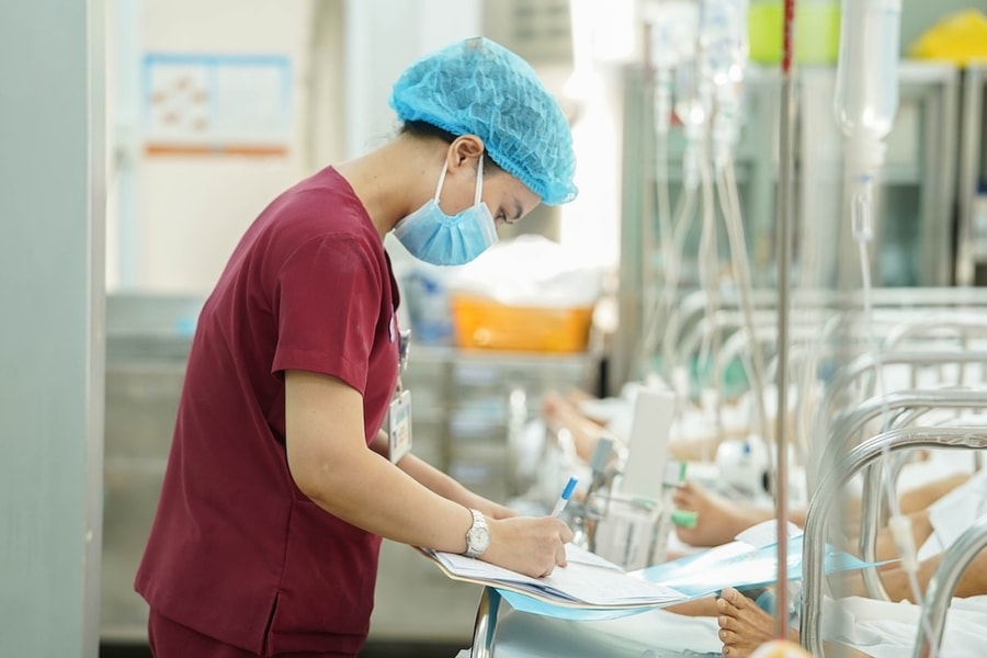 Dấu hiệu ngộ độc rượu dễ nhầm với say ngày Tết