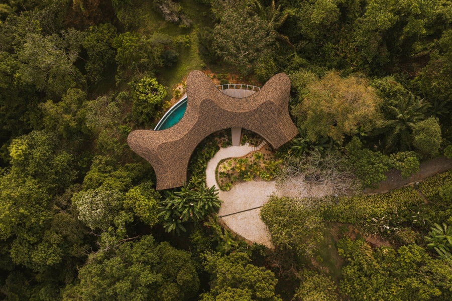 Nhà 300 m2 nằm trên sườn núi không cần điều hòa vẫn mát mẻ