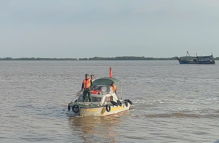 Ứng cứu thuyền trưởng nghi đột quỵ trên biển