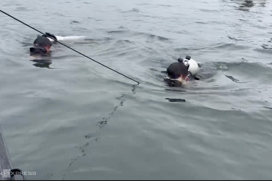 Đặc công nước lặn tìm nạn nhân trên lòng hồ Thác Bà