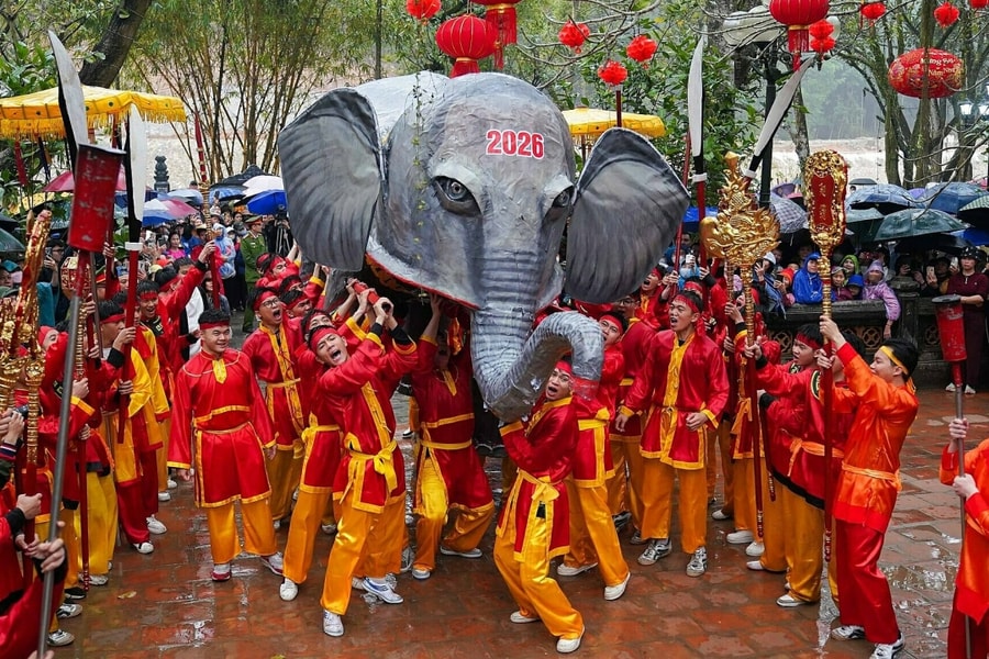 Rước kiệu trong mưa tại hội Gióng