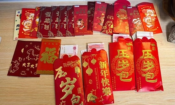 Con trai 10 tuổi kiện bố lấy trộm tiền lì xì