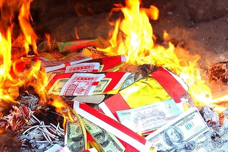 Đốt vàng mã lấy được để thể hiện lòng thành ngày Tết