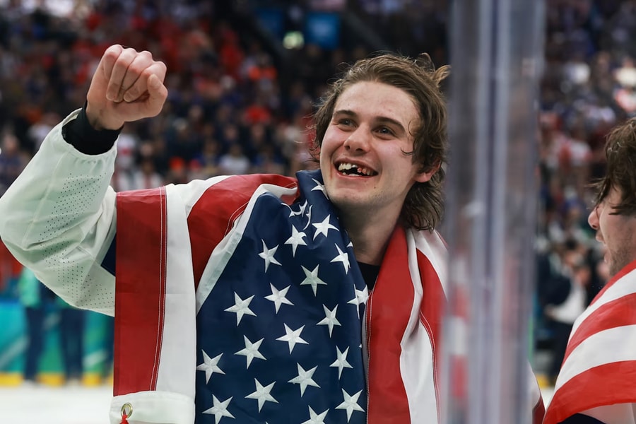 VĐV bị đánh gãy răng vẫn ghi bàn, Mỹ đoạt HCV khúc côn cầu trên băng Olympic