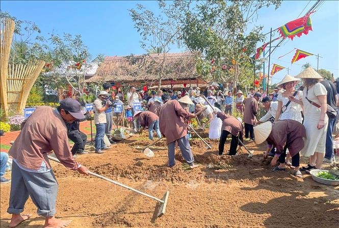 Đông đảo du khách tham gia lễ hội cầu bông Trà Quế